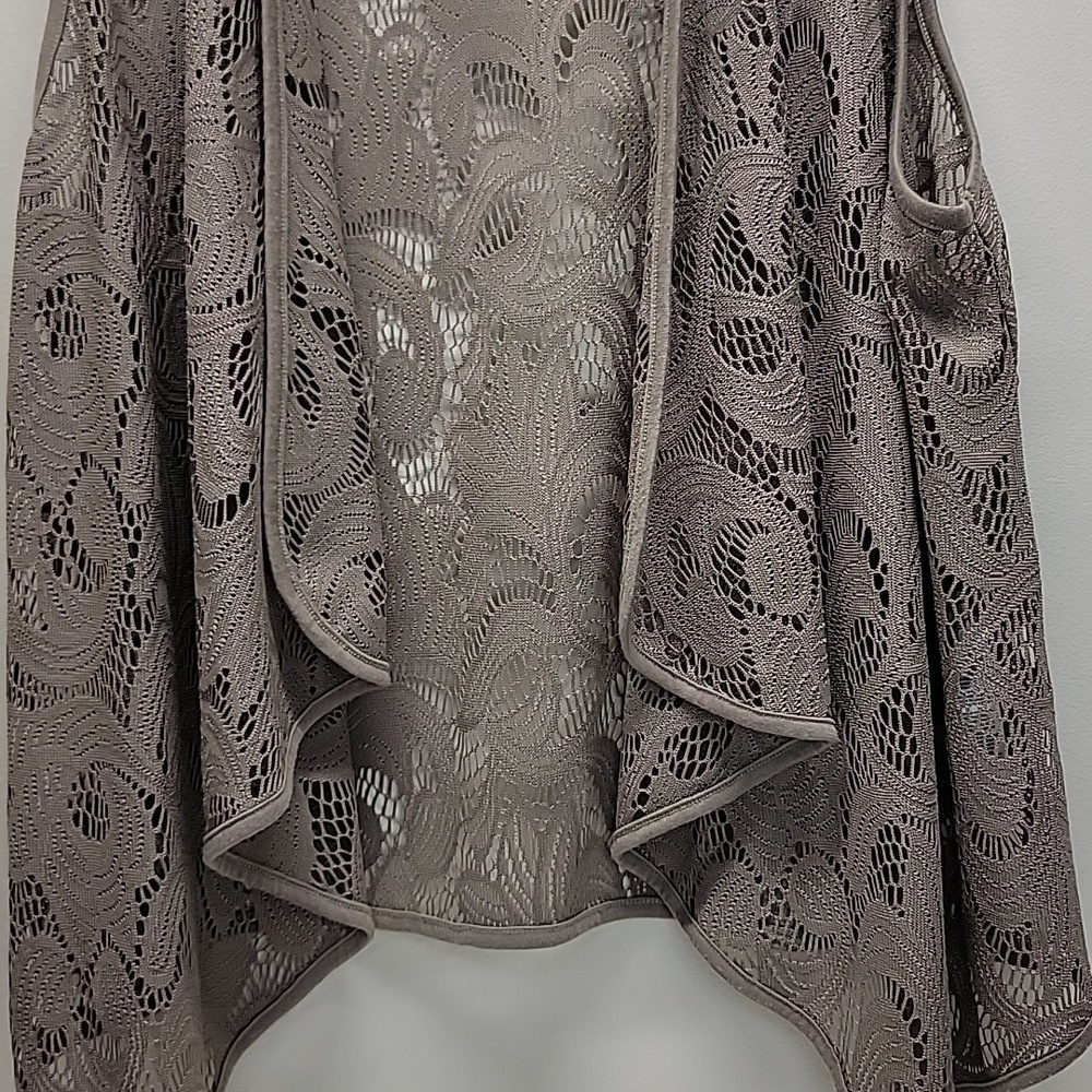 CHICO'S TAUPE CROCHET CUT-OUT ASYMMETRICAL LIGHTWEIGHT VEST - Picture 3 of 13